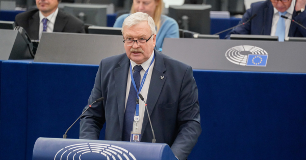 Bronis Ropė: „Rusiškų dujų ir kitų energetikos išteklių importas į ES turi būti uždraustas visiškai“
